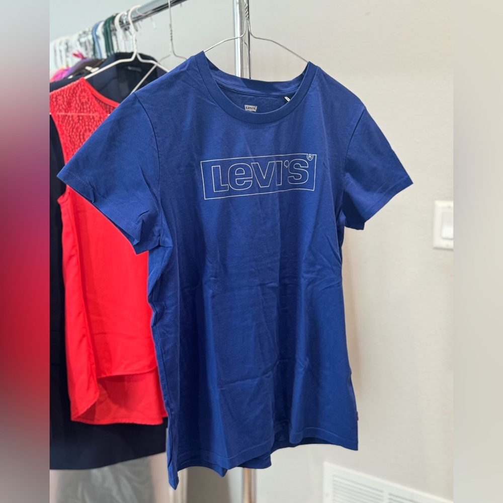 New without tags women’s Levi’s shirt size M